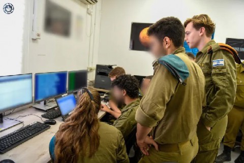 You are currently viewing غداة استطلاعات عن تراجع تأييدها في الولايات المتحدة.. الكيان يوقع عقودا بملايين الدولارات بهدف تجنيد روبوتات الدردشة لتحسين صورتها بين الأمريكيين