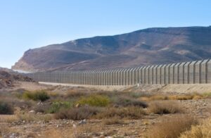 Read more about the article تصاعد التوتر على الحدود المصرية.. سرب الطائرات المسيرة يواصل مضايقة جيش الكيان الصهيوني