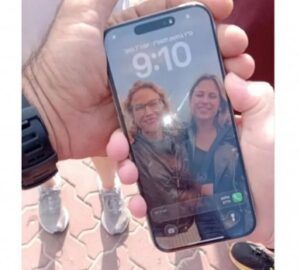 Read more about the article العثور على الهاتف الذي حيّر الكيان وتسبب بفضيحة من العيار الثقيل بعد تسريب مقطع اغتصاب أسير.. وهذا مصير صاحبته