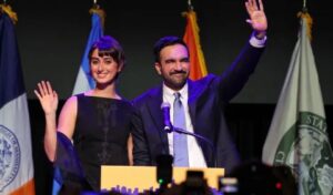 Read more about the article لوجستيات “نجاح العمدة ممداني”..بصمة ودور لأنصار “الحق الفلسطيني”:  لأول مرة في التاريخ الأمريكي ” فلسطين – قضية داخلية” ..14 بلدة وحارة متضامنة في التصويت ..غزة والإبادة في عمق الحملة الإنتخابية