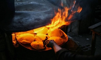 You are currently viewing دكتوراه على خط النار.. أكاديمي فلسطيني يتحول إلى خباز بعد تدمير جامعات غزة-