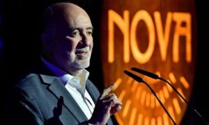 Read more about the article “كثير من يهود ألمانيا يشترون منازل في الأرض المحتلة”.. سفير تل أبيب في برلين: “معاداة السامية اليسارية” أخطر من اليمينية والإسلاموية