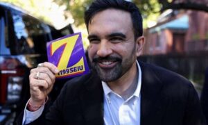 Read more about the article بعد اقتراع ثلث يهودها لصالحه.. تصويت نيويورك لممداني يقلق الكيان