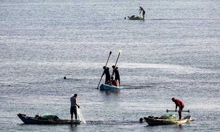 You are currently viewing بأمل هش.. عودة محفوفة بالمخاطر لصيادي غزة إلى البحر