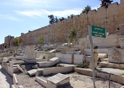 You are currently viewing مستوطنون يحطمون قبورا في مقبرة “باب الرحمة” قرب الأقصى المبارك