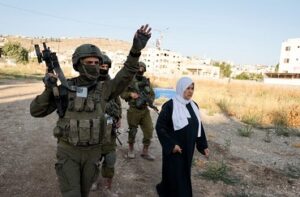 Read more about the article الضفة الغربية: اقتحامات للاحتلال في نابلس واعتقالات بمخيم الجلزون وبيت لحم