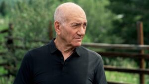 Read more about the article “هذه ليس الكيان التي أؤمن بها”.. أولمرت: “جرائم حرب” الإحتلال تُرتكب بشكل يومي بحق الفلسطينيين في الضفة الغربية