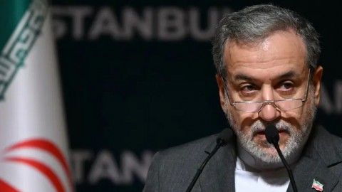 You are currently viewing عراقجي يفتح النار على واشنطن و”تل أبيب”: اتفاقات وقف إطلاق النار في غزة ولبنان “حبر على ورق” والتوتر سيتصاعد