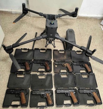 You are currently viewing الكيان يُقّر بعجزه مكافحة الظاهرة.. رئيس (شاباك): تهريب الأسلحة بالطائرات المسيّرة من الحدود الأردنيّة والمصريّة كارثة مستمرة وتهديدٌ إستراتيجيٌّ لإسرائيل.. العام الماضي وحده شهِد عشرات الآلاف من عمليات التهريب بالمُسيّرات