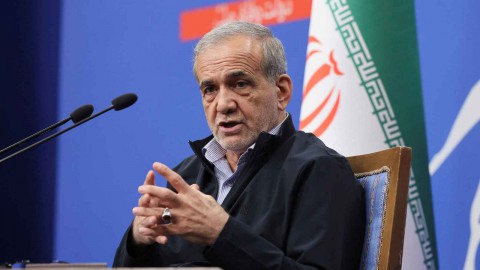 You are currently viewing الرئيس الإيراني يقول إن بلاده تواجه “حربا شاملة” تشنها الولايات المتحدة وأوروبا والكيان: “لا يريدون لبلدنا أن يكون واقفا”