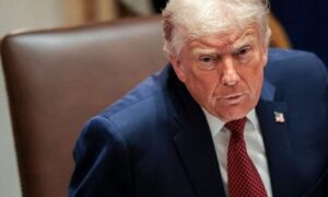 Read more about the article تقرير حقوقي يحذر: ترامب يقود حملة غير مسبوقة ضد حرية التعبير ويستهدف منتقدي الدعم الأمريكي لإسرائيل