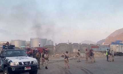 You are currently viewing ضباط إماراتيون يحرقون ملفات في مطار الريان قبيل مغادرتهم حضرموت