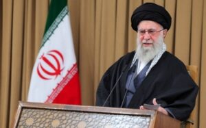 Read more about the article السيد خامنئي: نواجه حرباً دعائيةً واسعة النطاق.. والعدو عاجز عن إخضاع إيران