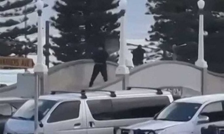 You are currently viewing الشرطة الأسترالية: مُطلِقا النار في بونداي تدربا داخل أستراليا وندّدا بـ”الصهاينة” في فيديو قبل الهجوم