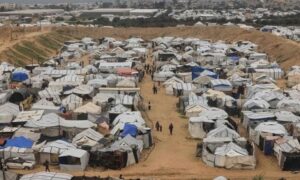 Read more about the article وفاة شابة فلسطينية وغرق وتطاير خيام نازحين في غزة جراء منخفض جوي