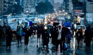 Read more about the article أمطار غزيرة تغرق مستشفى الشفاء وآلافا من خيام النازحين في غزة