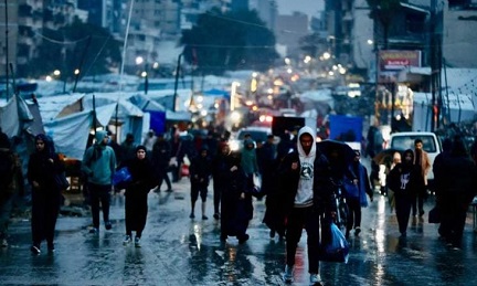 You are currently viewing أمطار غزيرة تغرق مستشفى الشفاء وآلافا من خيام النازحين في غزة