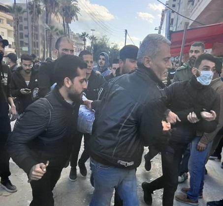 You are currently viewing سوريا: ضحايا وجرحى باعتداءات على متظاهرين سلميين في اللاذقية وبانياس وحمص