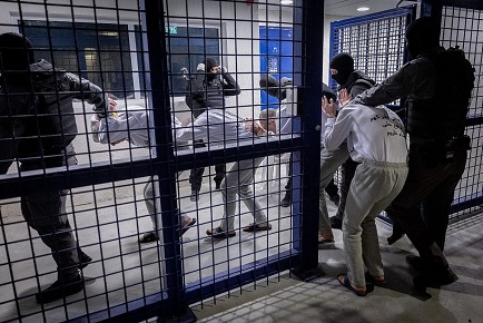 You are currently viewing إعلام الأسرى: الاحتلال يواصل احتجاز 32 أسيراً من غزة رغم انتهاء محكومياتهم