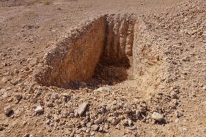 Read more about the article الحكومة السورية تفرض حراسة على مقبرة جماعية تعود لعهد الأسد كشفت عنها رويترز