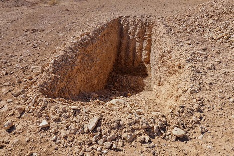 You are currently viewing الحكومة السورية تفرض حراسة على مقبرة جماعية تعود لعهد الأسد كشفت عنها رويترز