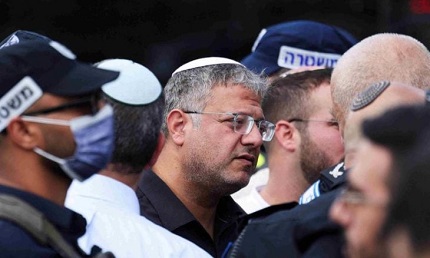 You are currently viewing فلسطينيون بقرية “ترابين” يرشقون بن غفير بالحجارة