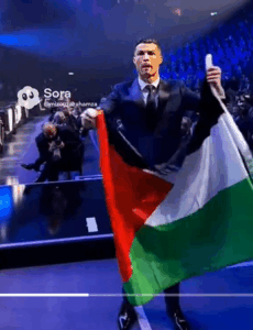 Read more about the article كريستيانو رونالدو يحمل العلم الفلسطيني في الطريق
