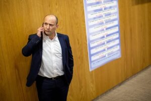 Read more about the article سرّبت مواد حساسة.. مجموعة “حنظلة” الإيرانية تخترق هاتف نفتالي بينيت