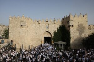 Read more about the article حماس: اقتحام نتنياهو ساحة البراق وتدنيس المستوطنين للأقصى خطوة استفزازية مرفوضة