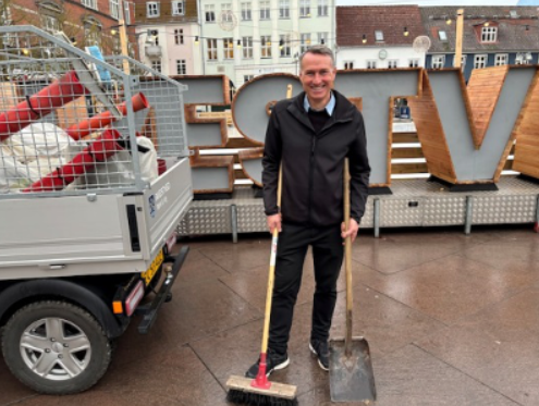 You are currently viewing هنا عمدة يكنس… وببغداد سياسي ينهب ولا يخجل