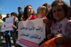 Read more about the article غضب واسع بعد قرار السلطة الفلسطينية وقف مخصصات الشهداء والأسرى والجرحى