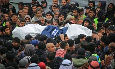 You are currently viewing تشييع جثامين الشهداء الصحافيين الثلاثة في غزة.. والنقابة: الاستهداف متعمد لمنع تغطية الجرائم