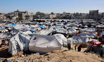 You are currently viewing حكومة غزة: 127 ألف خيمة غير صالحة لإقامة النازحين في مواجهة المنخفض القطبي