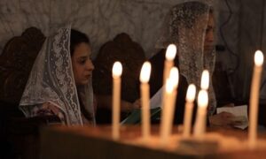 Read more about the article مسيحيو غزة يتمسكون بالعبادة والحياة في كنيسة “برفيريوس”