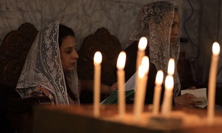 You are currently viewing مسيحيو غزة يتمسكون بالعبادة والحياة في كنيسة “برفيريوس”