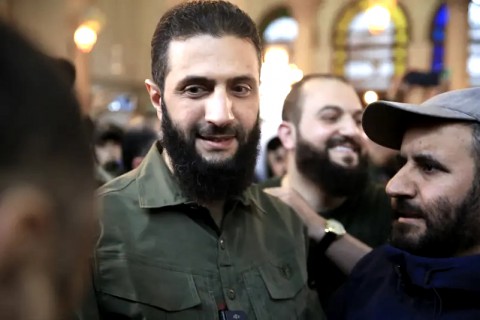 You are currently viewing الشرع يتجول في دمشق عقب أنباء عن حادث أمني استهدفه نفتها الداخلية ومصدران يتحدثان عن إطلاق رصاص في القصر الرئاسي وحديث عن خلافات داخلية بين أشخاص