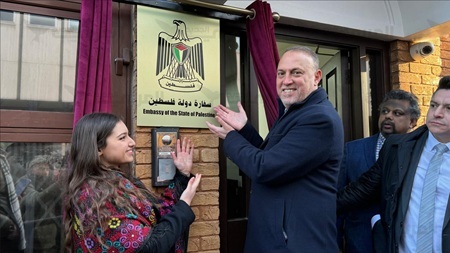You are currently viewing في أعقاب اعتراف بريطانيا رسميا بدولة فلسطين.. لافتة السفارة الفلسطينية تعلو مبنى بعثتها الدبلوماسية بلندن بحضور ممثل الملك تشارلز الثالث