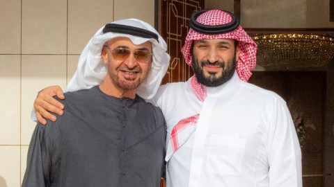 You are currently viewing التلفزيون السعودي يُهدّد الإمارات بـ”اتّخاذ اللازم قريبًا” ويستعرض “تحريضها” فهل تذهب الرياض للقطيعة والحصار؟.. ضاحي خلفان يرد: “لن يكون العرب آمنين” ولماذا ذهب الشيخ محمد بن زايد بالتزامن إلى الهند؟