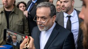 Read more about the article إيران تدعو واشنطن لوقف تهديداتها والمطالب المبالغ وتعتبر التفاوض معها ليس أولوية والاستعداد العسكري أولًا.. والإعلام الإيراني ينشر فيديو تحذيريا للقوات الأمريكية في الخليج