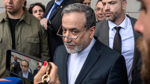 You are currently viewing إيران تدعو واشنطن لوقف تهديداتها والمطالب المبالغ وتعتبر التفاوض معها ليس أولوية والاستعداد العسكري أولًا.. والإعلام الإيراني ينشر فيديو تحذيريا للقوات الأمريكية في الخليج