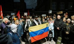 Read more about the article احتجاجات عالمية توجه رسالة لترامب ومقربيه: “ارفعوا أيديكم عن فنزويلا”