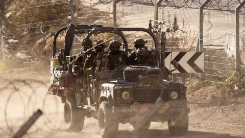 You are currently viewing رغم اتفاق “خفض التصعيد”.. جيش الإحتلال ينتهك مجددًا السيادة السورية ويتوغل بقوات كبيرة في منطقة حوض اليرموك