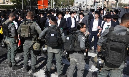 You are currently viewing إعلام إسرائيلي: تصاعد خلافات قانون التجنيد يهدد بانهيار الائتلاف الحكومي