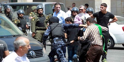 You are currently viewing السلطة الفلسطينية تعيد اعتقال أسرى محررين في صفقات “طوفان الأقصى”