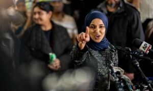 Read more about the article تجاوز الخطوط الحمر: إلهان عمر كانت جريئة في مواجهة الهجوم عليها وفي تحديها لتنمر ترامب وشيطنته لها