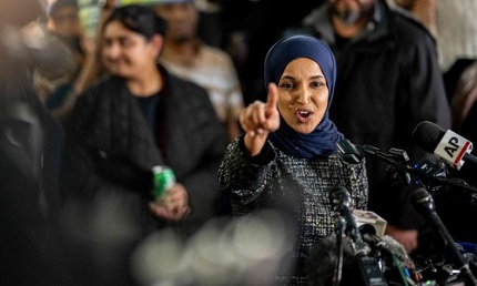 You are currently viewing تجاوز الخطوط الحمر: إلهان عمر كانت جريئة في مواجهة الهجوم عليها وفي تحديها لتنمر ترامب وشيطنته لها