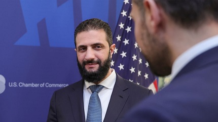 You are currently viewing “وول ستريت جورنال”: مسؤولون أميركيون هددوا بإعادة “عقوبات قيصر” إذا مضت دمشق في عمليتها ضد “قسد”