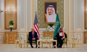 Read more about the article نيويورك تايمز: حلفاء ترامب في الخليج يعارضون ضرب إيران وينصحون بالدبلوماسية كخيار