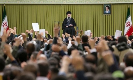 You are currently viewing صفقة أو تدمير الجمهورية: كل الخيارات المطروحة على طهران خطيرة وليست في مصلحة الشعب الإيراني