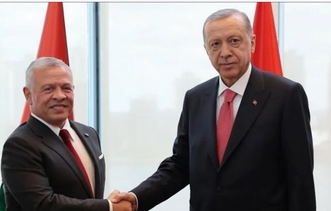 You are currently viewing معبر”باب الهوى” فتح فجأة أمام  شاحنات الأردن.. الملك عبدالله الثاني في  “قمة خاصة” مع أردوغان وعمان”تقترب أكثر”.. تأسيس منطقة”مصالح  مشتركة”  والرئيس “أحمد الشرع” في وسطها وترتيبات  ثلاثية ” أثقل”